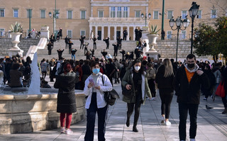 Κόσμος με μάσκες στο Σύνταγμα