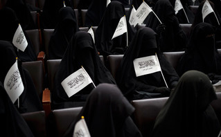 Αφγανιστάν:  Να καλύπτουν το κεφάλι τους ακόμη και με κουβέρτα καλούν τις γυναίκες στο δημόσιο οι Ταλιμπάν