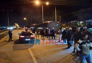 Θεσσαλονίκη: Αγρότες έκλεισαν για λίγο την Εθνική Οδό στη Θέρμη