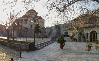 Η πλατεία στις Καρυές Η πλατεία στις Καρυές