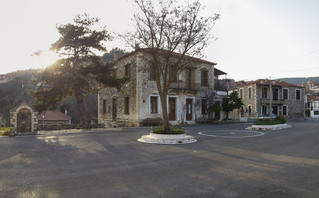 Παραδοσιακά, πέτρινα κτίρια στις Καρυές Παραδοσιακά, πέτρινα κτίρια στις Καρυές