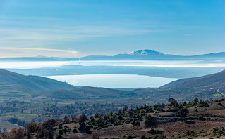 Η λίμνη Πετρών από ψηλά