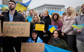 «Δεν φοβόμαστε κανέναν»: Οι Ουκρανοί υψώνουν σημαίες «ξορκίζοντας» τους φόβους για μια ρωσική εισβολή