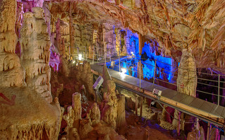 Το εντυπωσιακό σπήλαιο του Σφενδόνη 