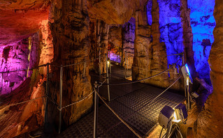 Σταλακτίτες και σταλαγμίτες στο σπήλαιο του Σφενδόνη 