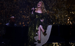 Η Αντέλ τραγουδά στα Brit Awards Η Αντέλ τραγουδά στα Brit Awards