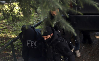 Οι συλληφθέντες οδηγούνται στην ανακρίτρια Οι συλληφθέντες οδηγούνται στην ανακρίτρια