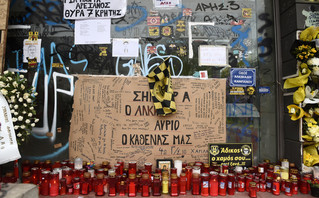 Σημειώματα και λουλούδια στον τόπο δολοφονίας του Άλκη Σημειώματα και λουλούδια στον τόπο δολοφονίας του Άλκη