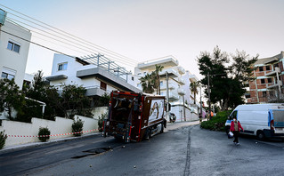 Άνοιξε ο δρόμος και «κατάπιε» απορριμματοφόρο στον Άλιμο Άνοιξε ο δρόμος και «κατάπιε» απορριμματοφόρο στον Άλιμο