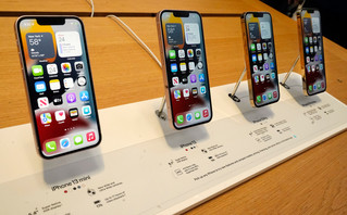 Προθήκη της Apple με νέα iphone