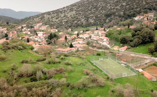 Σπίτια με κόκκινες σκεπές στην Ασέα Σπίτια με κόκκινες σκεπές στην Ασέα