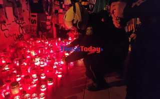 Αστυνομικοί της ομάδας ΔΙΑΣ αφήνουν λουλούδια στο σημείο που δολοφονήθηκε ο Άλκης