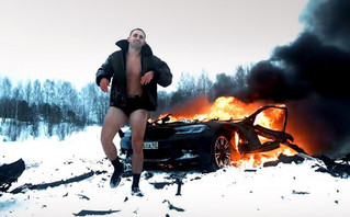 Ρώσος YouTuber καίει αυτοκίνητα για να ανεβάσει τα views