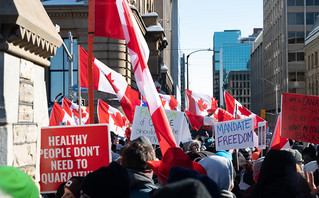 Από τις κινητοποιήσεις διαδηλωτών κατά των μέτρων και του εμβολίου για τον κορονοϊό («Κομβόι Ελευθερίας», Καναδάς)