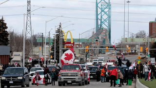 Καναδάς: Πρώτη σύλληψη με στόχο την απομάκρυνση των διαδηλωτών από τη γέφυρα στα σύνορα με τις ΗΠΑ