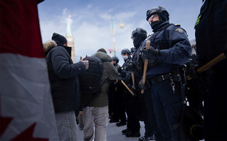 Αστυνομικοί και διαδηλωτές στην Οτάβα