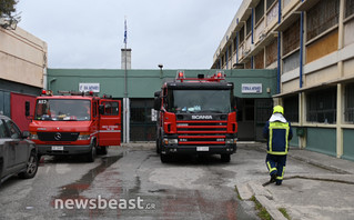 Υπό έλεγχο η φωτιά σε αποθήκη σχολικού συγκροτήματος στο Αιγάλεω