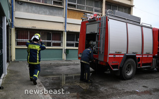 Υπό έλεγχο η φωτιά σε αποθήκη σχολικού συγκροτήματος στο Αιγάλεω