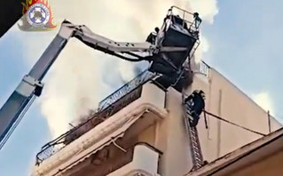 Καρέ καρέ η διάσωση εγκλωβισμένων σε διαμέρισμα που πήρε φωτιά στη Δραπετσώνα