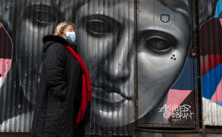 Μάσκα σε εξωτερικούς χώρους: Παράθυρο για κατάργηση του μέτρου – Πότε αναμένεται