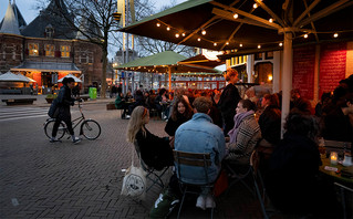Κόσμος σε καφε στην Ολλανδία