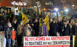 Έφτασε στο κέντρο της Λάρισας το κομβόι των τρακτέρ Έφτασε στο κέντρο της Λάρισας το κομβόι των τρακτέρ