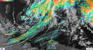 Εικόνα μετεωρολογικού δορυφόρου. Χρωματισμένα φαίνονται τα ψυχρότερα και υψηλοτέρα νέφη που σχετίζονται με τα μέτωπα του βαρομετρικού χαμηλού που επηρεάζει την χώρα