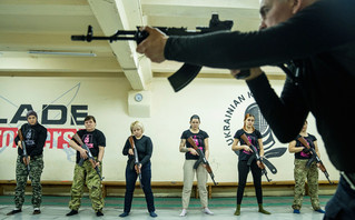 Πολίτες εκπαιδεύονται με όπλα στην Ουκρανία