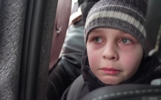 Πόλεμος στην Ουκρανία: «Αφήσαμε τον μπαμπά στο Κίεβο» &#8211; Ραγίζει καρδιές αγοράκι που ξεσπά σε δάκρυα