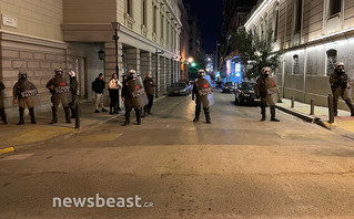 Πορεία από τα προπύλαια προς το εθνικό θέατρο Πορεία από τα προπύλαια προς το εθνικό θέατρο