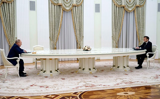 Twitter: Χαμός με το πολύ μακρύ τραπέζι που έκατσαν Μακρόν και Πούτιν: Έχουν στρώσει 3 subbuteo και ταβλιέρα