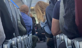 Κακός χαμός σε πτήση με «απείθαρχο» επιβάτη – Αεροσυνοδός τον χτύπησε με καφετιέρα στο κεφάλι