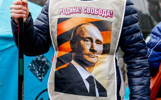 Το πρόσωπο του Πούτιν σε πλακάτ