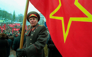 Στρατιώτης με τη Σοβιετική σημαία
