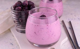 Smoothie με αμύγδαλα και βατόμουρα