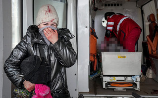 Νεκρό παιδί από βομβαρδισμούς στην Ουκρανία