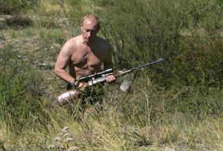Ο Πούτιν ημίγυμνος με όπλο στο χέρι