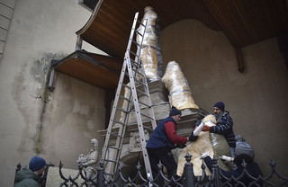 Πόλεμος στην Ουκρανία: Κάτοικοι της πόλης Λβιβ σώζουν αγάλματα &#8211; Δείτε φωτογραφίες