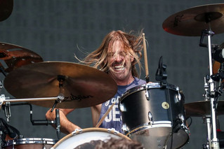 Πέθανε ο ντράμερ των Foo Fighters, Τέιλορ Χόκινς