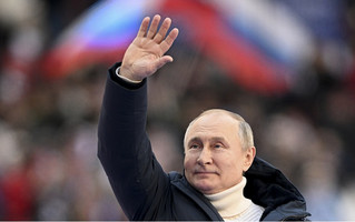 BBC: Δημόσιοι υπάλληλοι αποθέωσαν τον Πούτιν στη φιέστα για την Κριμαία &#8211; «Μας πίεσαν να έρθουμε»