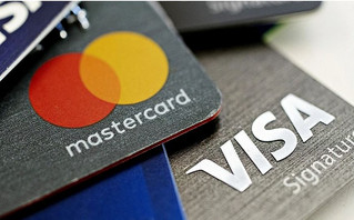 Πόλεμος στην Ουκρανία: Visa και Mastercard αναστέλλουν τις δραστηριότητές τους στη Ρωσία