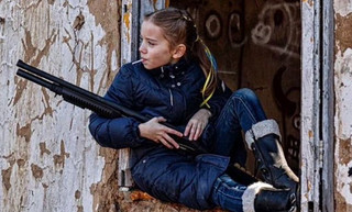 Το κοριτσάκι με το γλειφιτζούρι και το όπλο: Η ιστορία πίσω από τη φωτογραφία που έγινε σύμβολο για τους Ουκρανούς