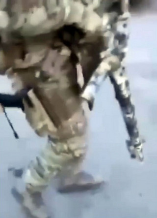 Ουκρανός στρατιώτης με όπλο