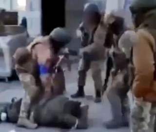 Σάλος με φρικιαστικές εικόνες βασανισμού και δολοφονίας φερόμενων Ρώσων αιχμαλώτων από Ουκρανούς Σάλος με φρικιαστικές εικόνες βασανισμού και δολοφονίας φερόμενων Ρώσων αιχμαλώτων από Ουκρανούς