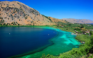 Ονειρικό το σκηνικό στη λίμνη Κουρνά Ονειρικό το σκηνικό στη λίμνη Κουρνά
