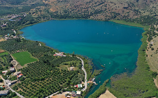 Η γαλήνια λίμνη Κουρνά στα Χανιά Η γαλήνια λίμνη Κουρνά στα Χανιά