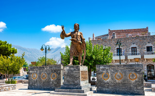 Το άγαλμα του Μαυρομιχάλη στην Αρεόπολη