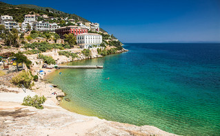 Καταπράσινα τα νερά της θάλασσας στην Αιδηψό Καταπράσινα τα νερά της θάλασσας στην Αιδηψό