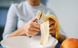 Γυναίκα καθαρίζει μπανάνα