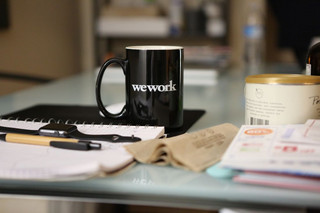 Ποτήρι με το σημα της WeWork